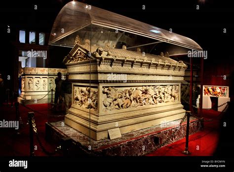 Le Sarcophage d'Alexandre: Un Voyage Fantastique à Travers le Temps et la Mythologie!