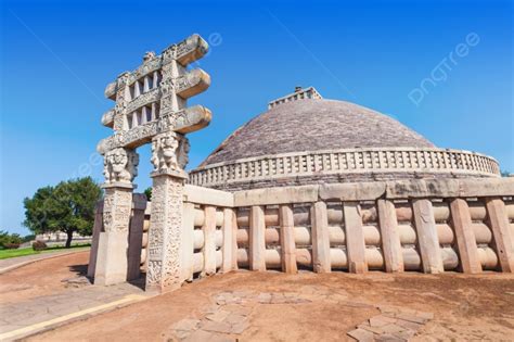  Le Stupa de Ratchanok: Un Monument Spirituel en Terre Cuite et Ornementation Divine